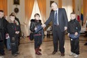 Due bambini della delegazione con il sindaco