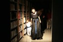 ora! bimba e attrice tra i faldoni dell'archivio.JPG