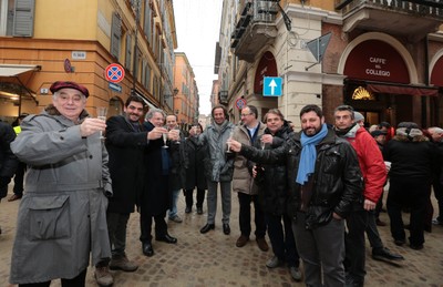 Il brindisi per le "nuove" strade in centro storico, con il sindaco Giorgio Pighi, gli assessori Antonino Marino e Daniele Sitta, tecnici comunali e cittadini che hanno partecipato alla festa