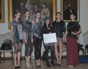 francesca aguzzoli, premio manualità con modelle che indossano sue creazioni