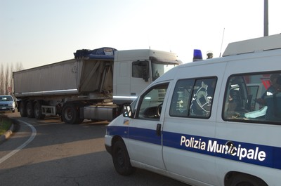 scontro tra un autocarro e un cavo elettrico
