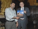 Il sindaco Pighi con Mohammed Hmidat