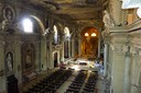 interno Sant'Agostino. La cornice in gesso è nella trabeazione in alto