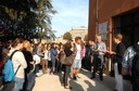 Gli studenti in attesa della prima campanella al nuovo liceo Sigonio