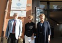 Il sindaco Pighi e l'assessore Querzè assieme alla dirigente scolastica del Sigonio, Pinelli