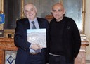 Il sindaco Pighi con Gigi Mariani