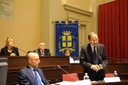 Il direttore Divisione salute mentale dell'Oms Shekhar Saxena interviene in Consiglio comunale. A fianco il direttore del Dipartimento di salute mentale Fabrizio Starace, dietro la presidente Liotti, il sindaco Pighi e la direttrice generale Ausl Martini