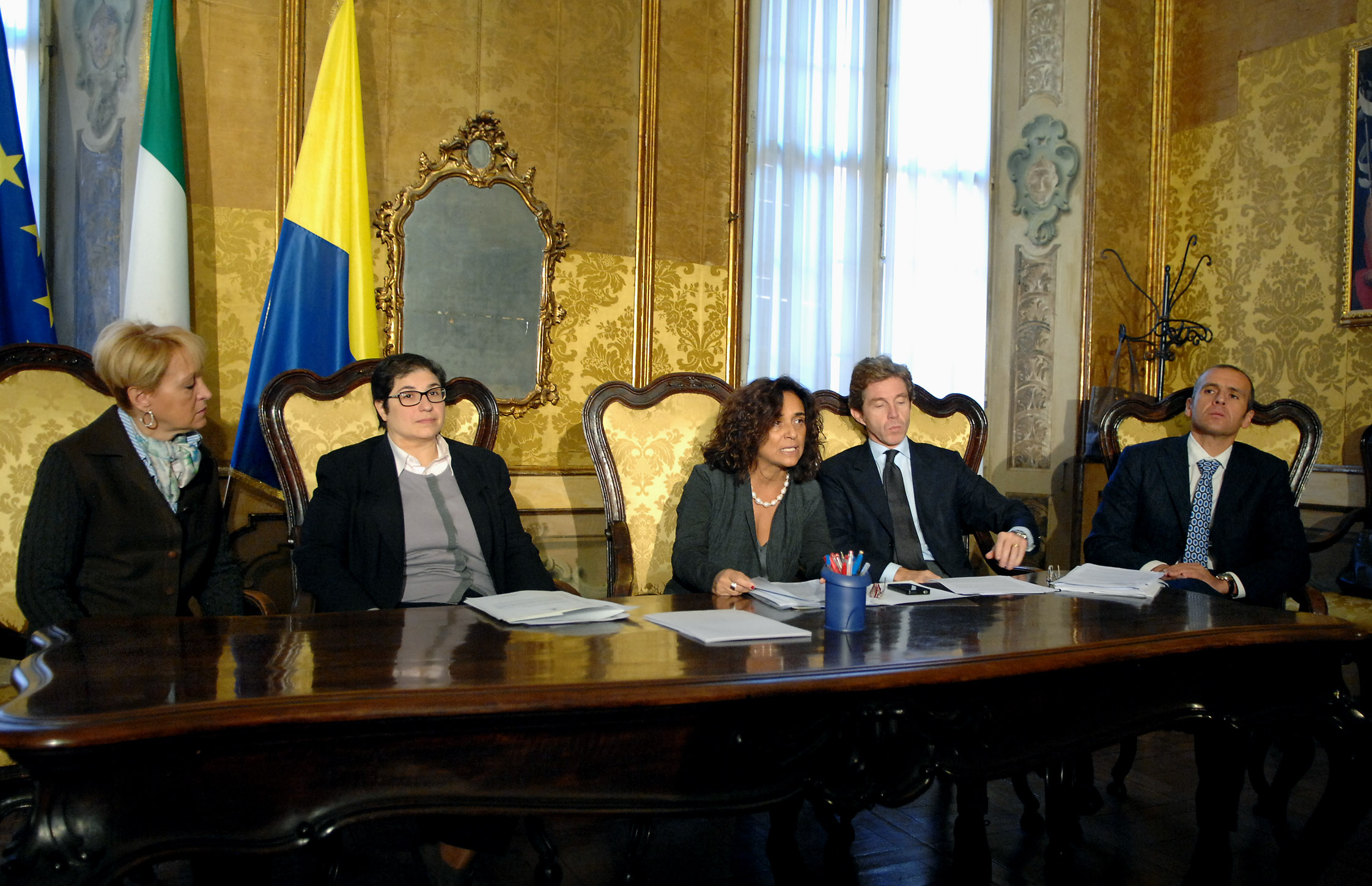 La presidente del Consiglio Notarile di Modena Flavia Fiocchi presenta l'iniziativa con gli assessori Francesca Maletti e Marcella Nordi, e i notai Francesco Striano e Antonio Diener