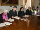 La firma del protocollo sull'Emergenza freddo con Ivana Rebecchi (Croce Blu), Don Federico Pigoni (Diocesi), Francesca Maletti (Comune), Giorgio Bonini (Porta Aperta), Giorgio Berni (Protezione civile), Alessia Matteo (City Angels)