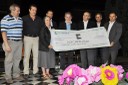 Suor Donatella Lessio riceve un assegno con il ricavato di un'asta modenese per il Caritas Baby Hospital.jpg