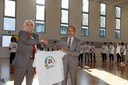 palestra Madiba stretta di mano tra ilsindaco di Modena Giorgio Pighi e il dirigente scolastico Renato Luisi.jpg