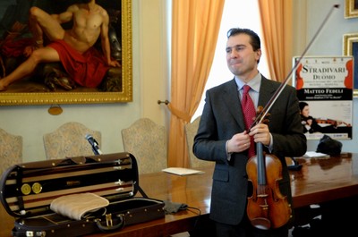 Il maestro Matteo Fedeli a Modena con lo Stradivari 1715 ex Bazzini.jpg