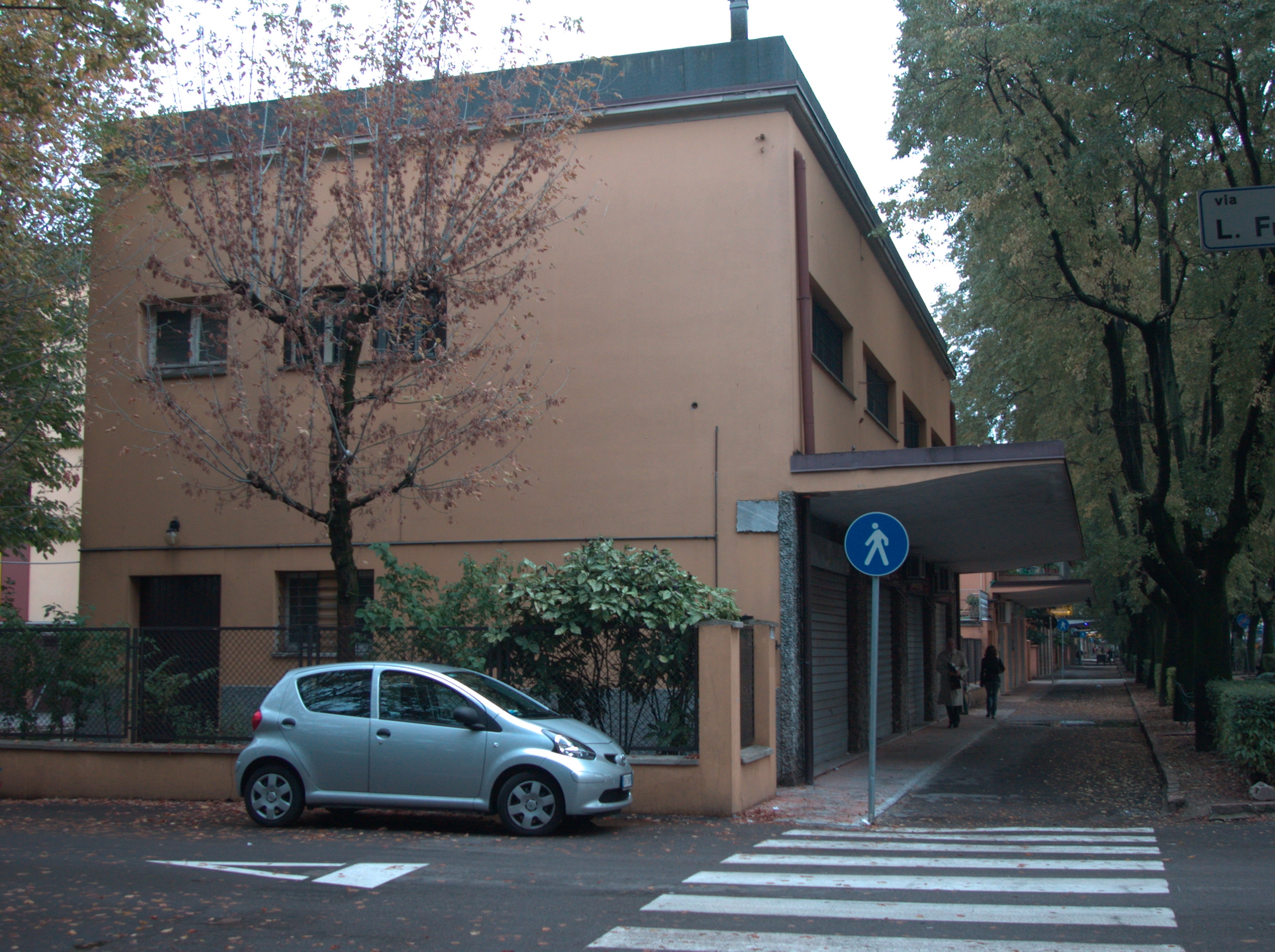 città e architetture INA-CASA Viale Storchi Vista attuale dell'infilata di pensiline.JPG