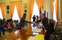 Il sindaco Pighi e uno dei cittadini stranieri dopo il conferimento della cittadinanza