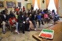La sala gremita e i confetti tricolore