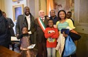 Pighi con una delle famiglie che ha ricevuto la cittadinanza