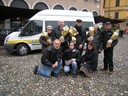 Il sindaco Pighi insieme ad alcuni anziani e operatori della Casa protetta Vignolese con i doni dell'associazione internazionale Regina Elena onlus