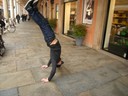 Un ballerino di break dance sotto i portici di via Emilia centro