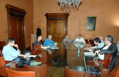 Il sindaco Giorgio Pighi e il vicesindaco Giuseppe Boschini insieme ai rappresentanti dei Comuni di Nonantola, Bomporto, Bastiglia, Castelnuovo e Castelfranco