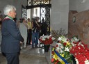 Assessore Gabriele Giacobazzi davanti alla tomba di Enzo Ferrari