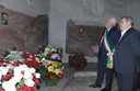 Gli assessori Gabriele Giacobazzi e Stefano Prampolini davanti alla tomba di Enzo Ferrari