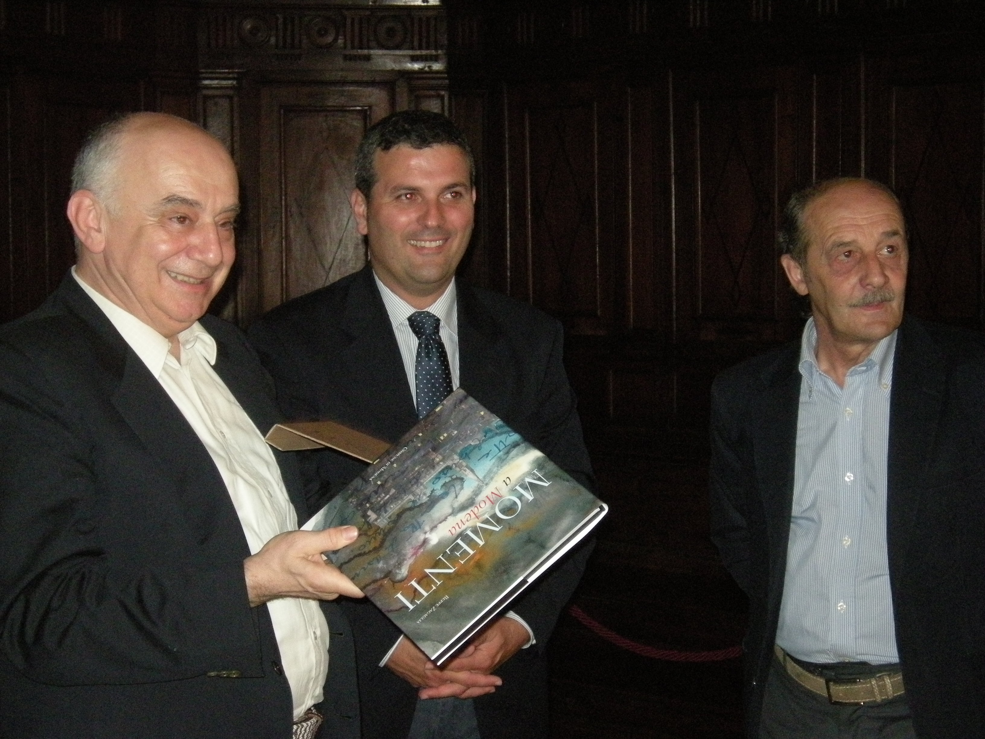 Giorgio Pighi consegna un dono al sindaco di Bella Michele Celentano