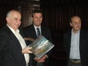 Giorgio Pighi consegna un dono al sindaco di Bella Michele Celentano