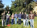 I ragazzi dell'associazione Ideal che si prenderanno cura di un tratto del Parco delle Mura e la dirigente del Servizio pubblico ambientale Giovanna Franzelli