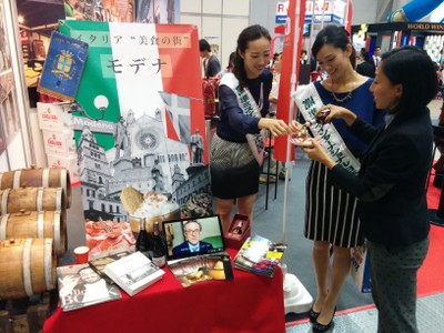 Expo turismo Tokyo 2 miss giapponesi assaggiano il balsamico.jpg