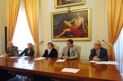 Da sinistra a destra il colonnello dell'Accademia Giuseppe Masia, il provveditore agli studi Silvia Menabue, la presidente del Consiglio comunale Francesca Maletti, il sindaco Gian Carlo Muzzarelli e il presidente degli Amici del cuore Giuseppe Spinella 