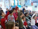 Bambini che partecipano a un laboratorio