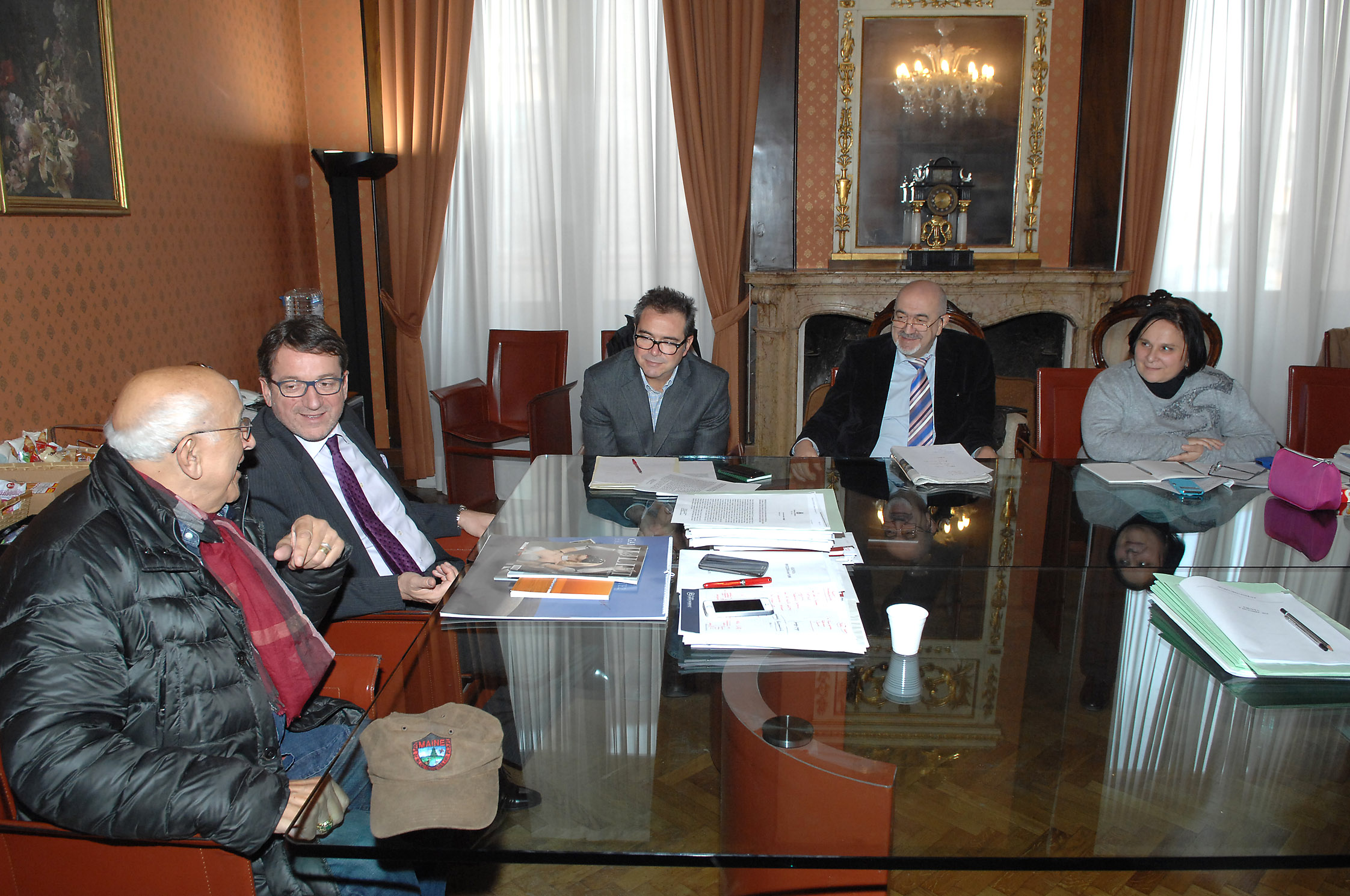 Fontana in sala giunta di fianco al sindaco