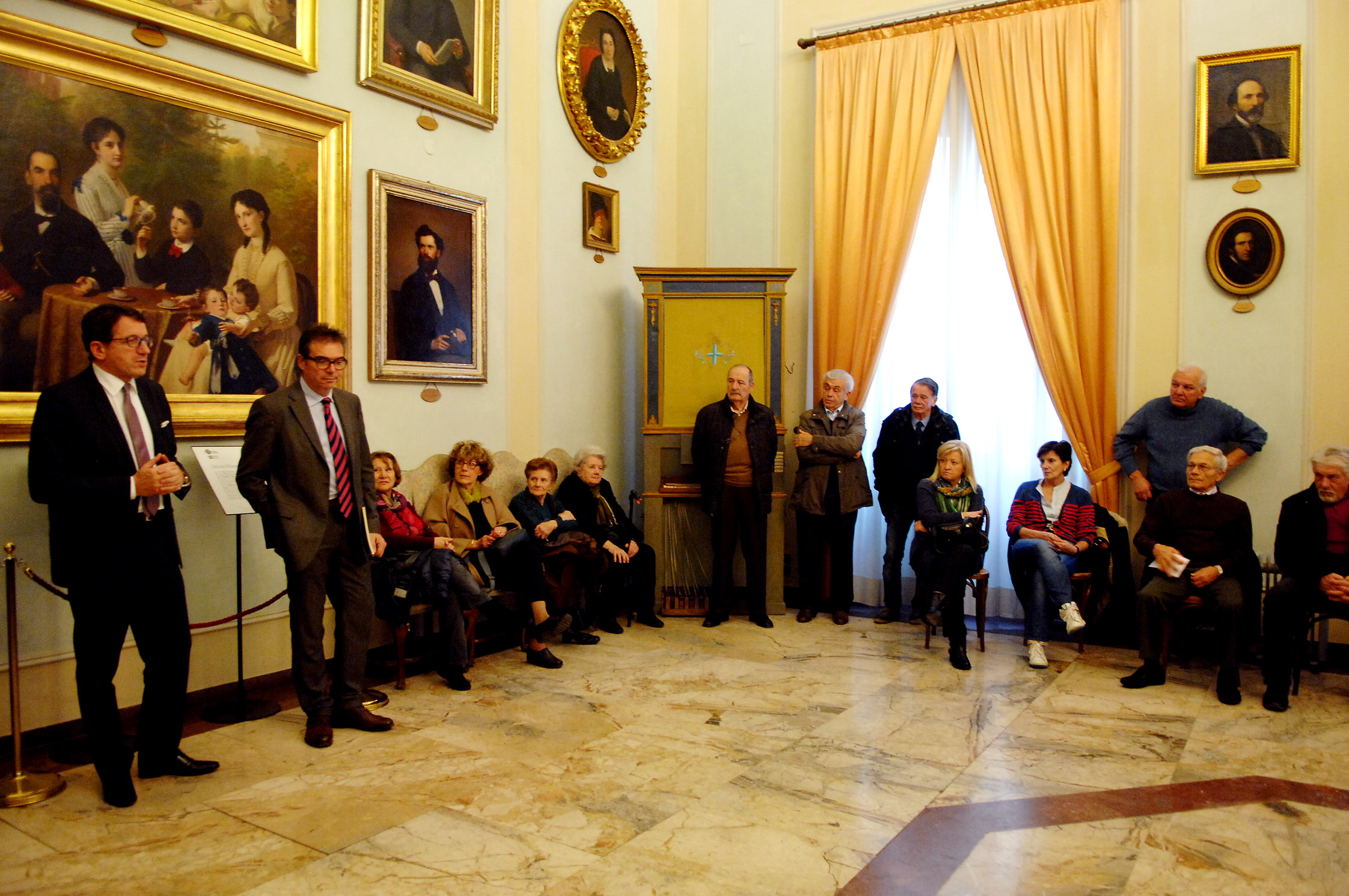 Il sindaco Muzzarelli e l'assessore Cavazza con i volontari delle scuole
