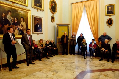 Il sindaco Muzzarelli e l'assessore Cavazza con i volontari delle scuole
