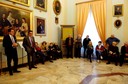 Il sindaco Muzzarelli e l'assessore Cavazza con i volontari delle scuole
