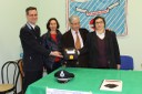 La consegna del defibrillatore: il comandante del reparto di Polizia penitenziaria al Sant'Anna Mauro Pellegrino, la direttrice  Rosa Alba Casella, il presidente de Gli amici del cuore Giovanni Spinella e l'assessore Francesca Maletti