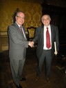 Stretta di mano tra il sindaco Giorgio Pighi e l'ambasciatore Ricardo Neiva Tavares