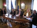 Siglato accordo Casa di Fausta. Da sinistra a destra: presidente Provincia Emilio Sabattini, direttore generale del Policlinico Licia Petropulacos, sindaco Modena Giorgio Pighi, presidente Aseop Erio Bagni, presidente Acer Andrea Casagrande