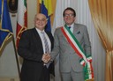 Muzzarelli con la fascia tricolore