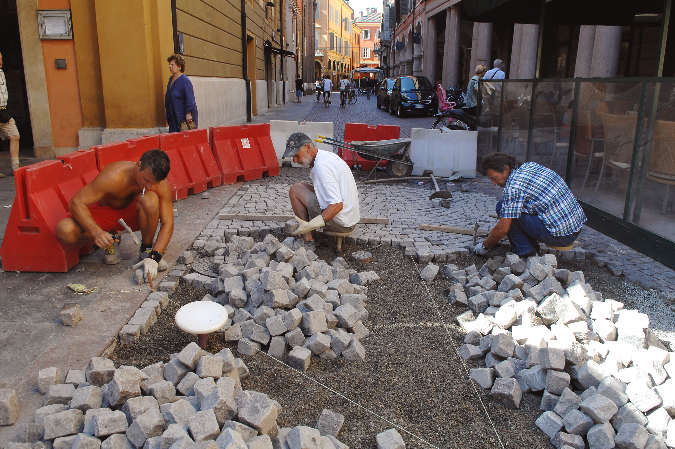 Posa dei cubetti di porfido in via San Carlo