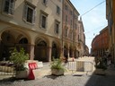 Le aiuole delimitano l'area consentendo il passaggio a pedoni e ciclisti