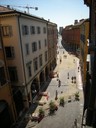 Posati i cubetti di porfido in via Emilia centro