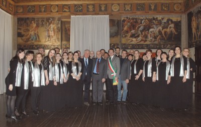 Il sindaco Muzzarelli e l'assessore Cavazza insieme alla delegazione del coro gospel che partirà per un concerto a New York