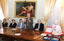 Da destra: Roberto Baccarini e Gianni Spinella degli Amici del Cuore, il sindaco Gian Carlo Muzzarelli, la presidente Francesca Maletti, Stefania Giovanetti dell'ufficio scolastico provinciale