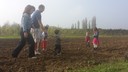 famiglie alla semina collettiva.jpg