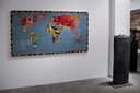 Arazzo di Alighiero Boetti e scultura di Malcom Morley al Mata