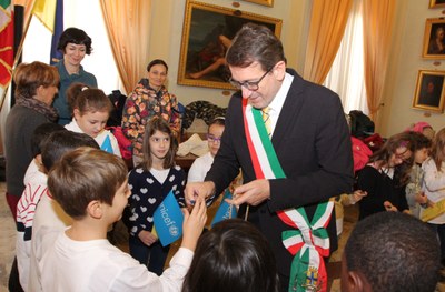I bimbi consegnano al sindaco il vademecum Unicef 2015