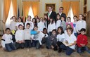 I bimbi consegnano al sindaco il vademecum Unicef 2015