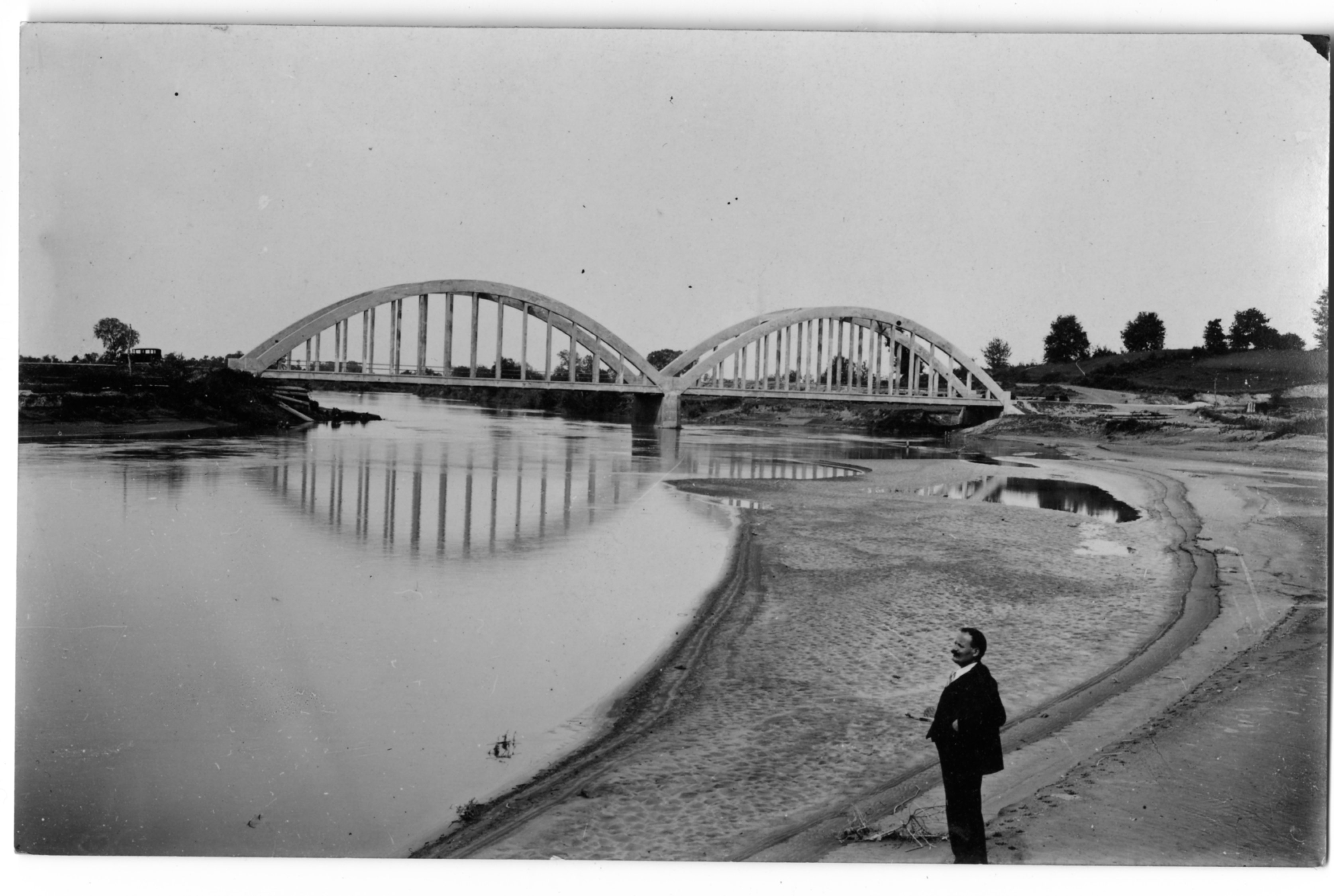 In primo piano l'ing. G.B. Zanuccoli e sullo sfondo il Ponte Alessio sull'affluente del fiume Dri.JPG