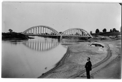 In primo piano l'ing. G.B. Zanuccoli e sullo sfondo il Ponte Alessio sull'affluente del fiume Dri.JPG